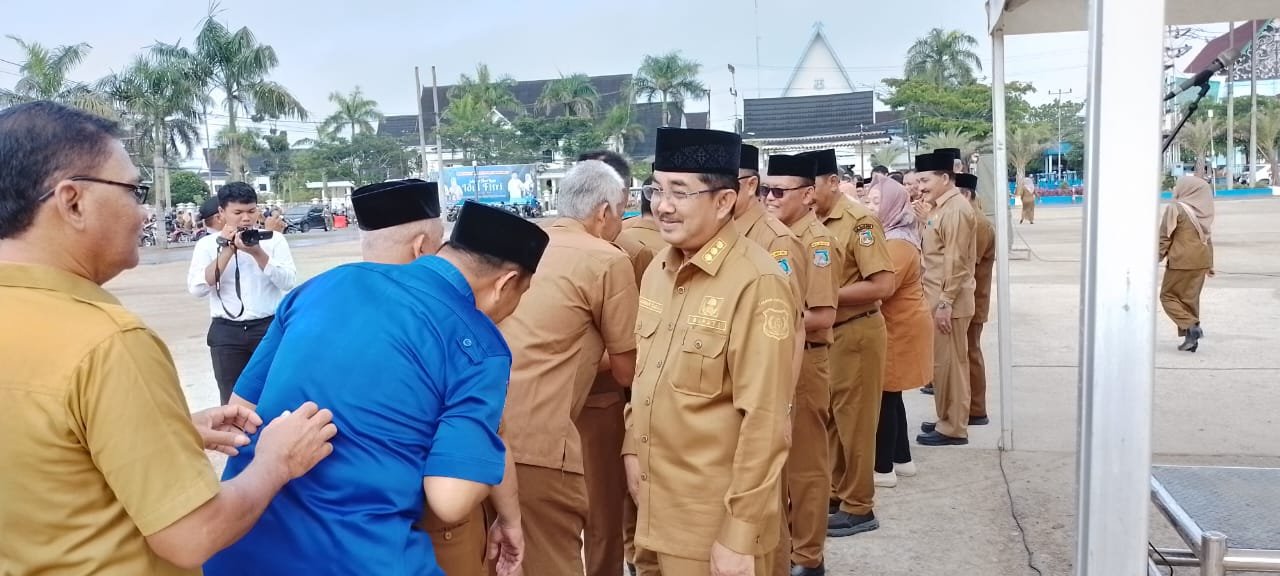 Apel Gabungan setelah Cuti Bersama, Bupati Tanjab Barat : Memastikan pegawai masuk kantor